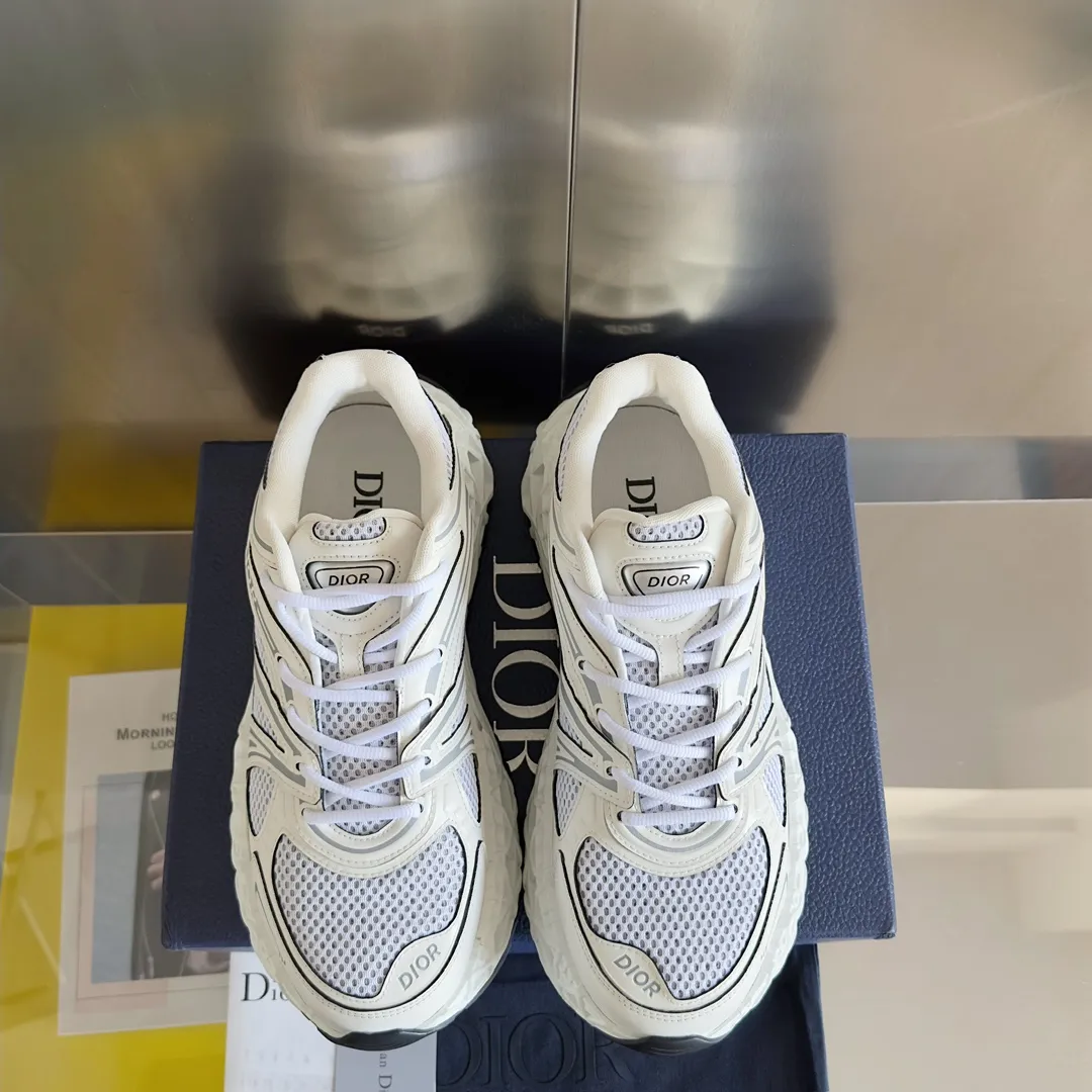 【DIOR】P:800💰 Men's 39-44. (Male 45.46 custom-made) Dior kawa Dior joint 2025ss casual sports shoes‼ ️ Reinterpret running shoes with dior’s haute couture style. b35 is made of fine-textured leather and mesh fabric materials. It can be worn in all seasons, is comfortable and breathable, and has many lines on the shoe body to outline details. It has a full retro three-dimensional feel and can create a casual look all year round!